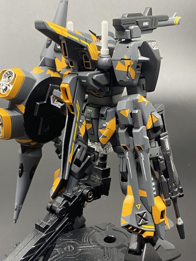 また、右腕にはドラグーンを2門移植しており、無手状態でも射撃が可能です。