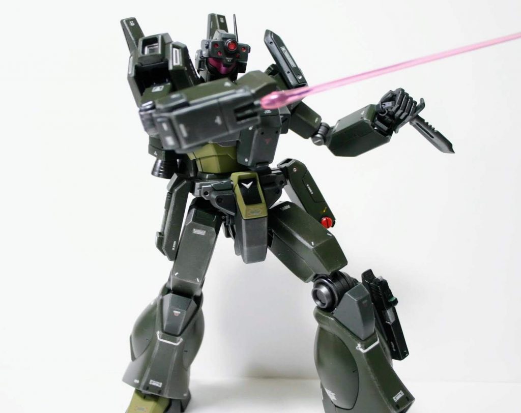 右腕のビームソードユニットを再現。ダガーナイフは左肩の鞘に収納できます。