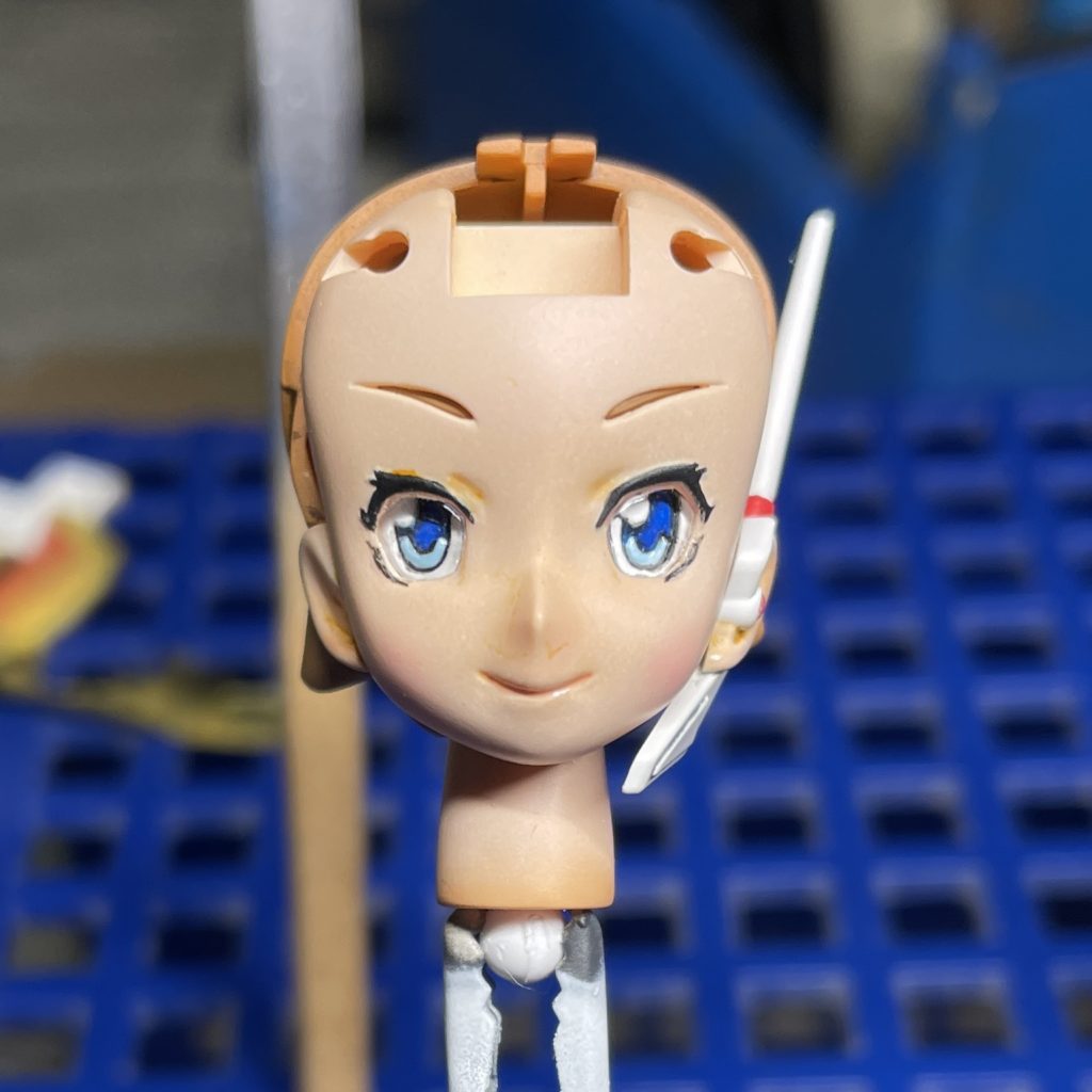 顔の塗装。　ひさびさに瞳の塗装をしました。モールドにそって塗り分けたので、思ったより敷居は低かったです。　肌の塗装もしました。フレッシュを下塗り後、キャラクターフレッシュでグラデーション塗装しています。その後、つや消しクリアーを吹いてから、ウェザリングマスターHピーチ、Gキャラメルでアクセントを付け、トップコート後、口の部分と目のクリアパーツにクリアーを塗りました。