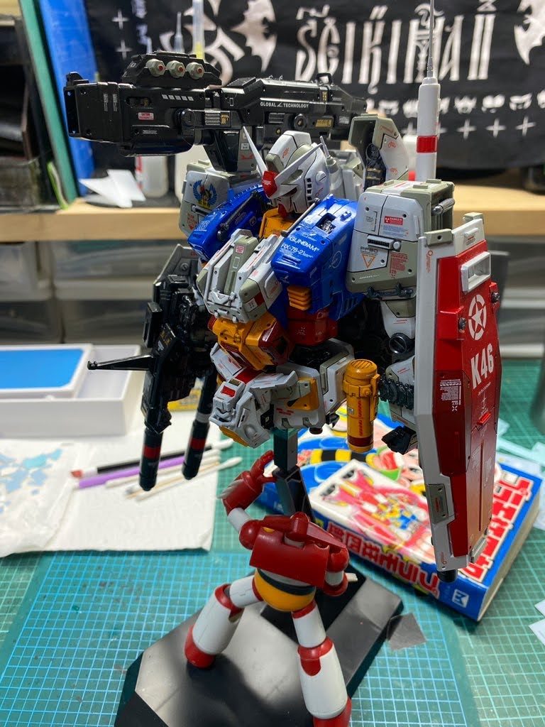 上半身のデカール作業が終了。まだ汚し作業はしてません。