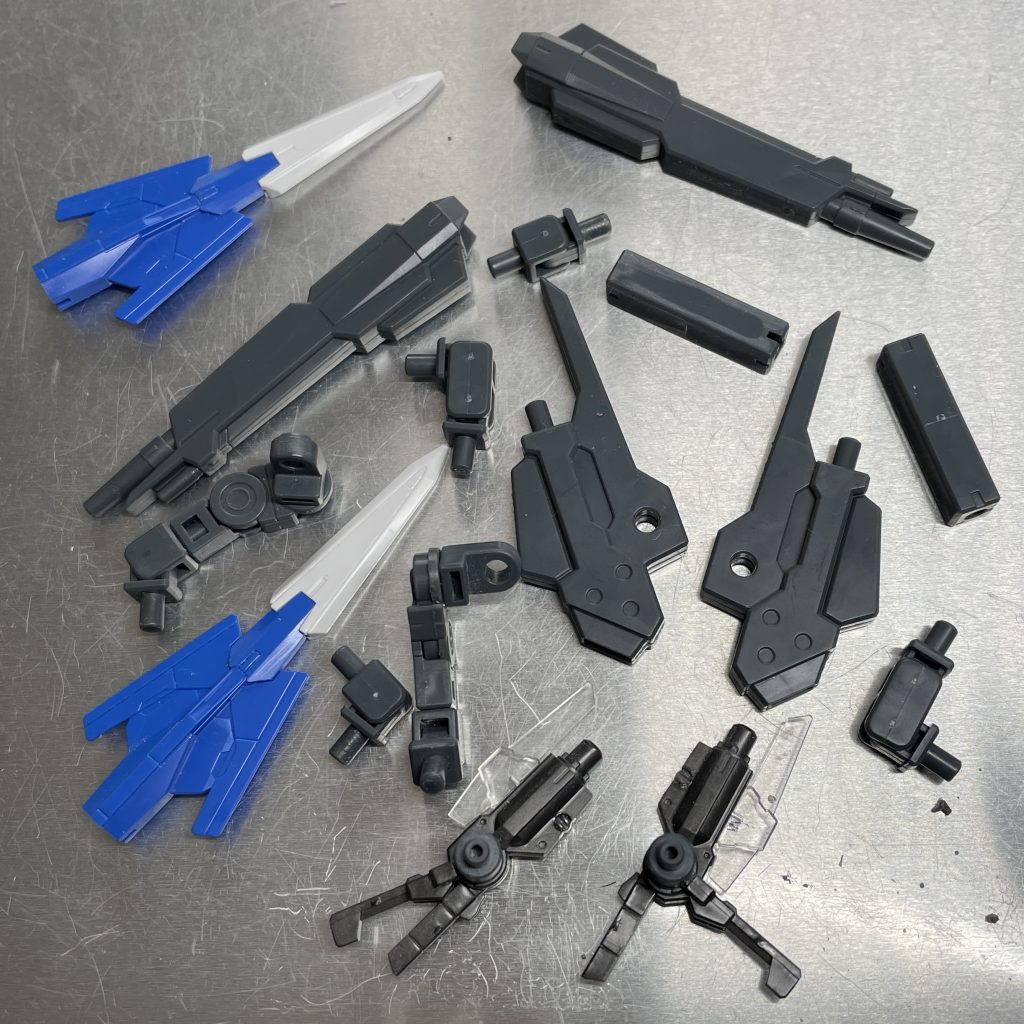 武装パーツ（塗装前）　ダブルオースカイの余剰パーツや、パーツ購入したダブルオーダイバーエースの武器パーツ、手持ちのジョイントなども使用しました。　すーぱーふみな付属のシールドは、他に転用する予定なので作っていません。