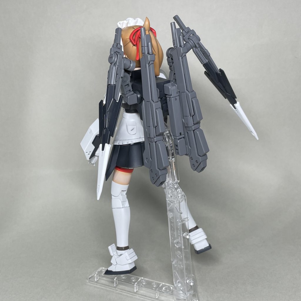 うしろ　武装は、すーぱーふみな付属のシールドの代わりにダブルオーダイバーエースの武装を加工したものを装備させました。接続用のジョイントは、手持ちのものを適当に組み合わせて用いています。