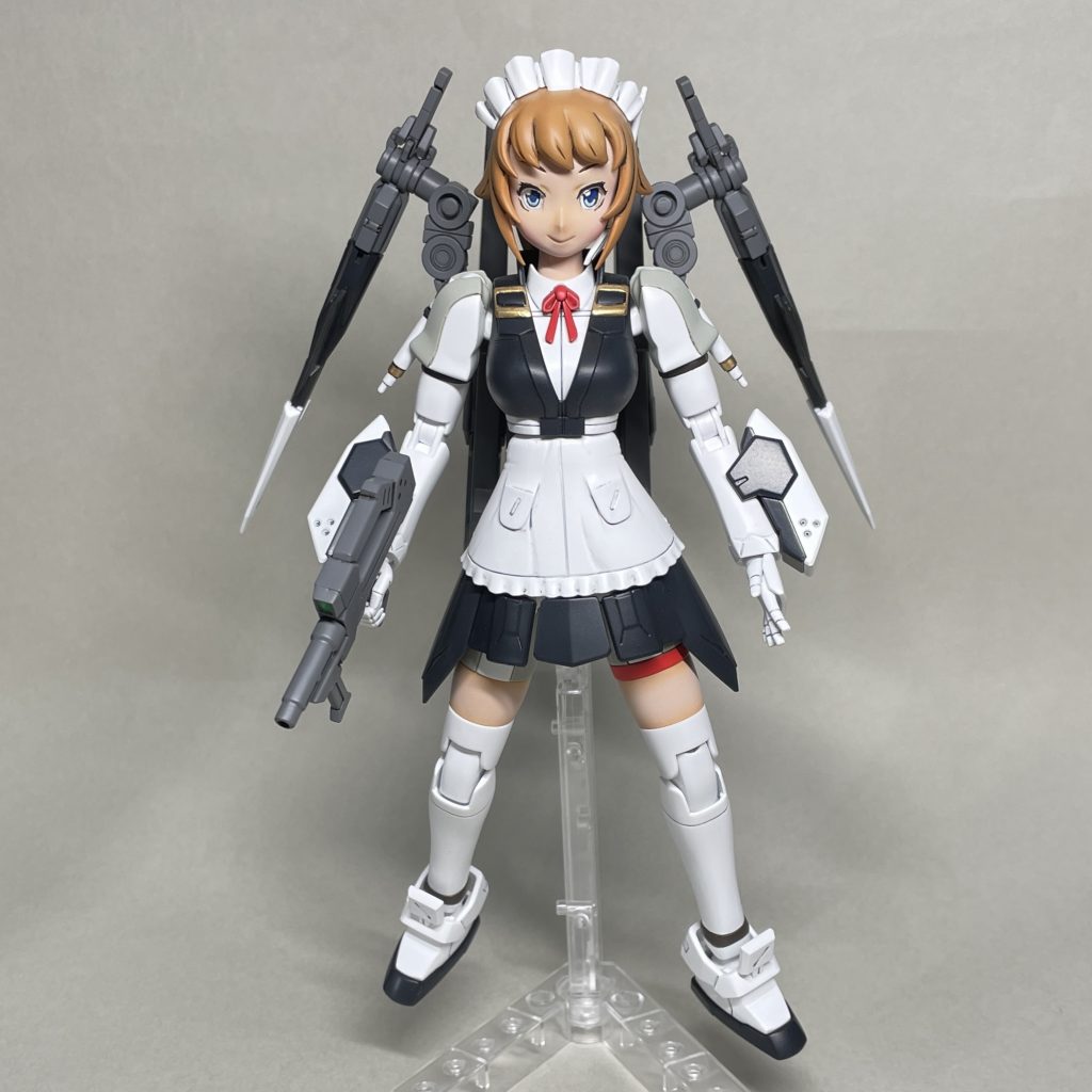 正面　　合成ゴムやポリエチレンPE（PC）パーツは、ガイアマルチプライマーをエアブラシで吹いてから、Mr.カラーで塗装しました。今回、合成ゴム部分は、デザインナイフで切り取る以上の加工はしていません。この部分をきれいにゲート処理、パーティングライン処理するのは相当大変だと思います。　髪、肌、黒の部分は、単色で広い面がのっぺりした感じになるのを防ぐため、エアブラシで適当にグラデーションをかけました。上塗りしすぎて、ほぼ塗りつぶしてしまった気もします