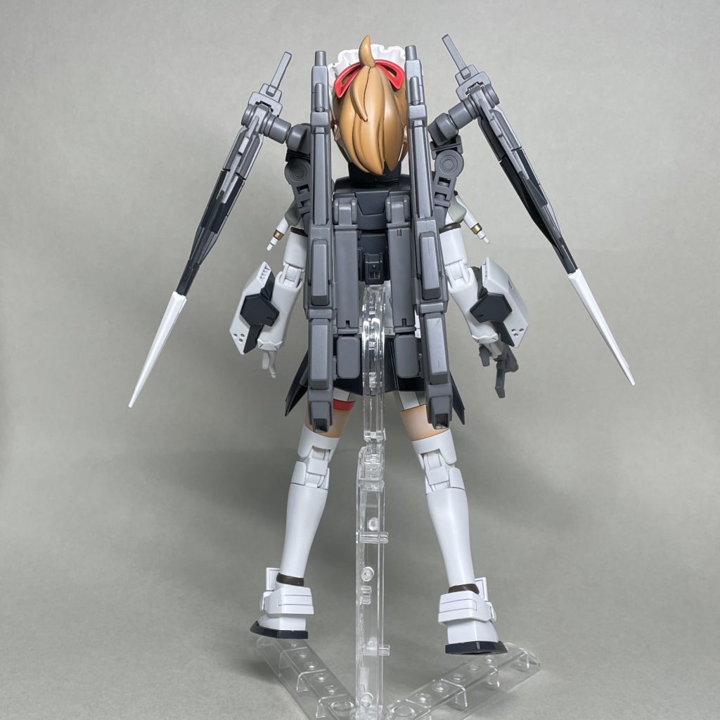 まうしろ　背中のビームキャノンは やわらかプラなので、整形が面倒です。合わせ目処理を ほどほどにしかしていないので、アラがけっこう目立ちます。アームのヒケも あえて中途半端に処理しましたが、力を入れて作る場合は、つや消しコートする場合でもきっちり加工しなければならないことを再確認しました。