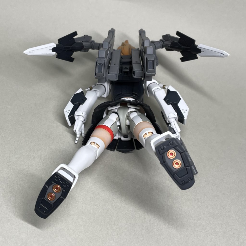 下から　足裏のバーニアノズルは、服の金具の色にあわせて金色で塗装しました。