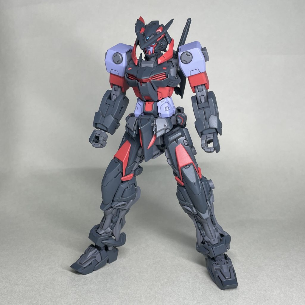 追加装備なし状態 まえ パーツ購入したRGガンダムアストレイのパーツを用いて製作しました。腕は調達できなかったので、なくした肩パーツの補充のためにパーツ購入したHGガンダムイージスナイトの腕を加工したものを付けました。