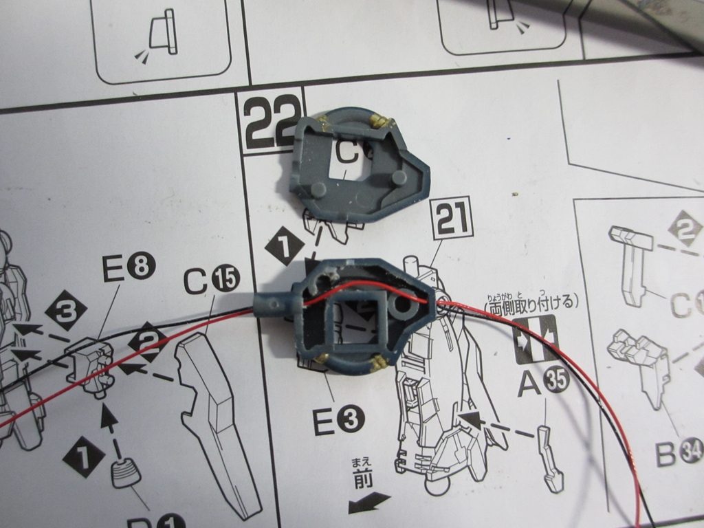 こんな感じで各関節の中を通しています。稼働はするけど動かしすぎると断線するでしょうね。LEDの内訳は腕2、肩2、頭部1、バックパック1、胸2、腹1、腰回り7、太もも2、脹脛6の計24個です。一回12個ショートさせてやり直したので使ったLEDは36個です。