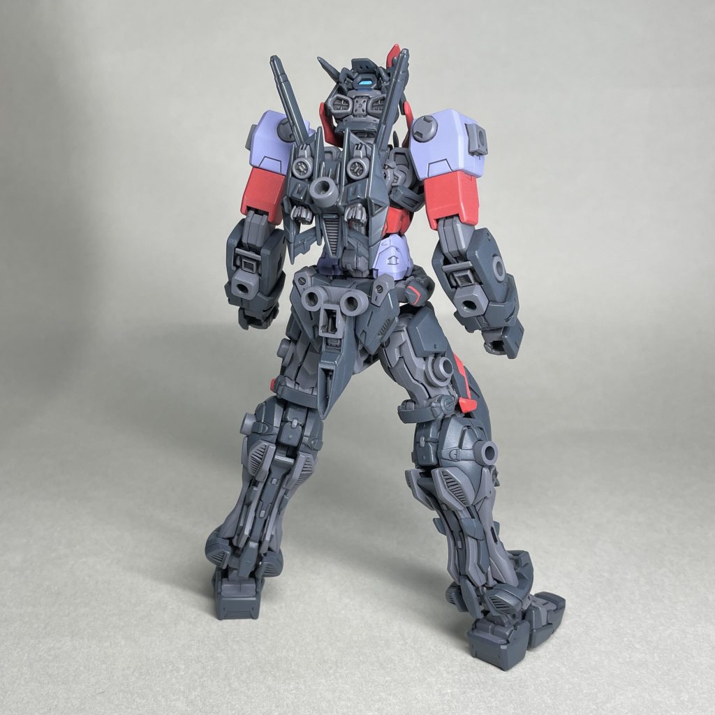 追加装備なし状態 うしろ 境界戦記のメイレスビャクチの多くのカスタム作例を見て、接続部が多いと良さそうに感じたので、30MMのような3mm穴を増設しました。ついでにコアガンダム装備用の四角穴も付けました。