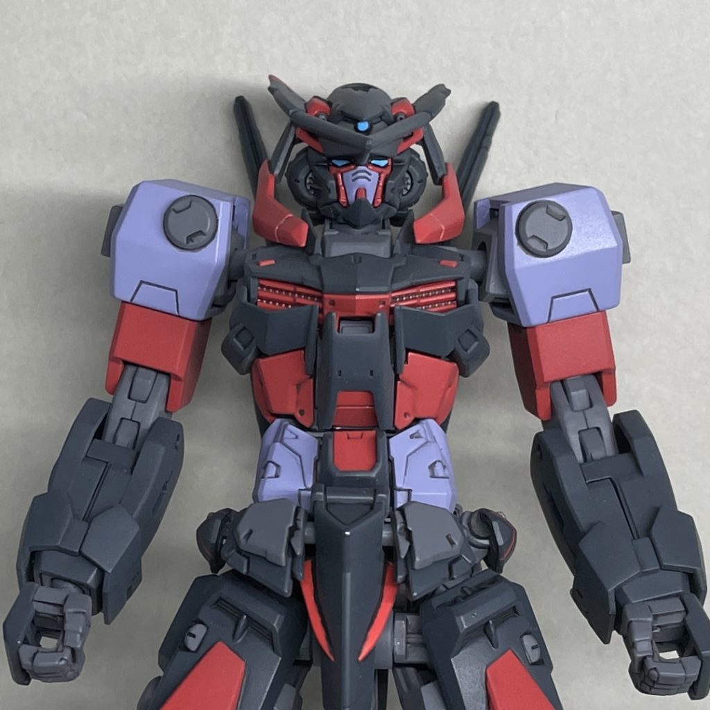 頭部アップ 機体の配色は、フレームをグレーで塗装することは はじめから決めていましたが、それ以外はなかなか決まりませんでした。ここのところグレーや黒にばかり塗装していたので、そろそろカラフルな色に塗装したいと思っていましたが、配色を決める直前に見直したアニメの影響で、また黒っぽい機体になってしまいました。 本体の濃いグレーと少し濁った赤は、少なくなったり長期間使うアテがなかったり混色して作ったりした色をいろいろ混ぜて調色しました。なんでも取り込んでいるようで、今回の配色のコンセプトに合っている気がします。