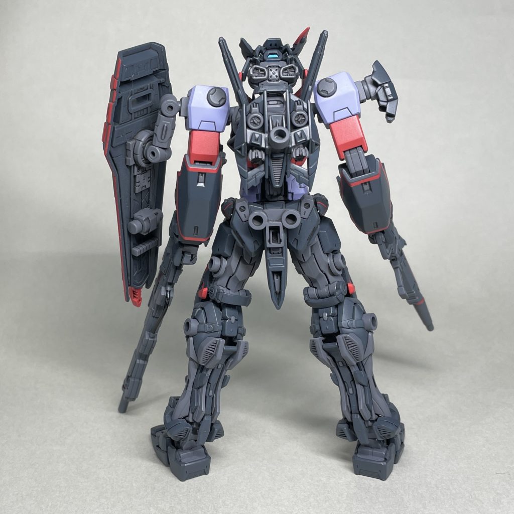 まうしろ ただ、RGアストレイは、装甲にスライド機構が組み込まれていたりして、もともと塗装後に気軽に動かせるキットではないので、頻繁に装備を付け替えることは、もともと考えていませんでした。