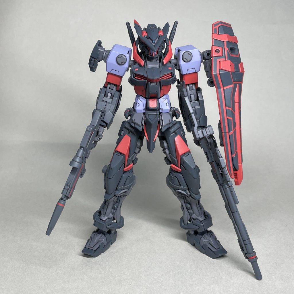 正面 3㎜穴を増設したので、いろいろな装備を付けられますが、黒い部分がこすれてプラが露出した場合、成型色の白がのぞいて目立つ部分が多いので、気軽にはパーツを組み替えできません。 何度も換装することを考慮するなら、成型色を生かした仕上げにしたり、こすれる可能性の高い部分に成型色に近い色を使うべきでした。