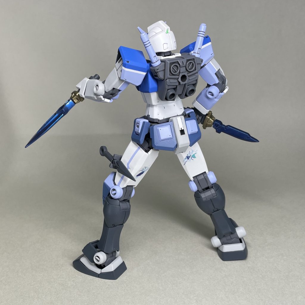 うしろ　フトモモには、どこからか入手したビルドデカールを切り貼りして この機体に最適化。通常よりも大幅に機動性を向上させているという妄想設定です。ビルドデカールは、「ガンダムデカール124ビルドダイバーズ汎用」のものを切断して使用し、切れ目が分かりやすいように少し間をあけて貼りました。