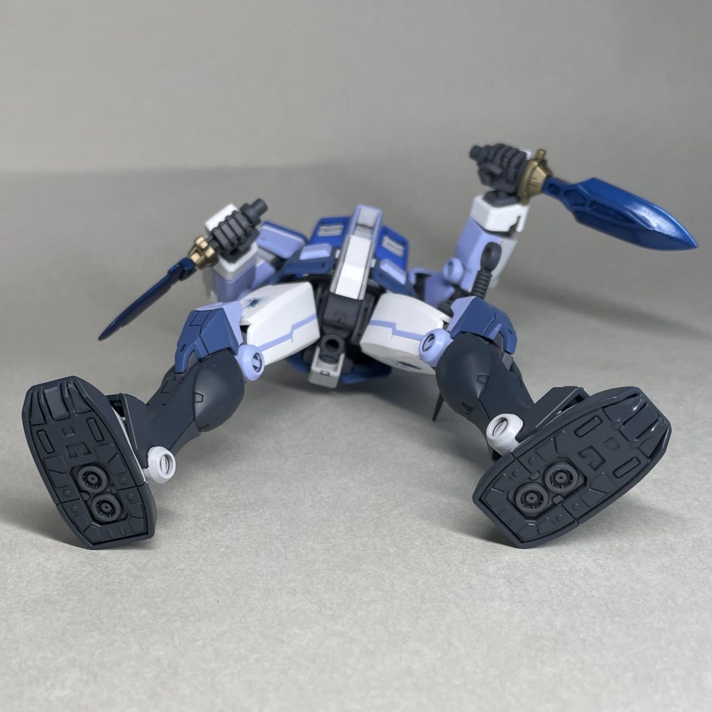 下から　つま先の肉抜き穴をプラ板でふさぎました。