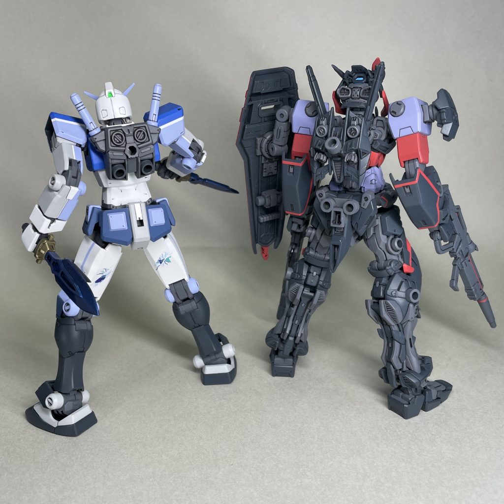 ガンダムBG_SとアストレイMカスタム（うしろ）　ガンダムBG_Sは単体での機動性重視、アストレイMカスタムは3㎜穴をたくさん備えた拡張性重視の機体コンセプトで製作しました。