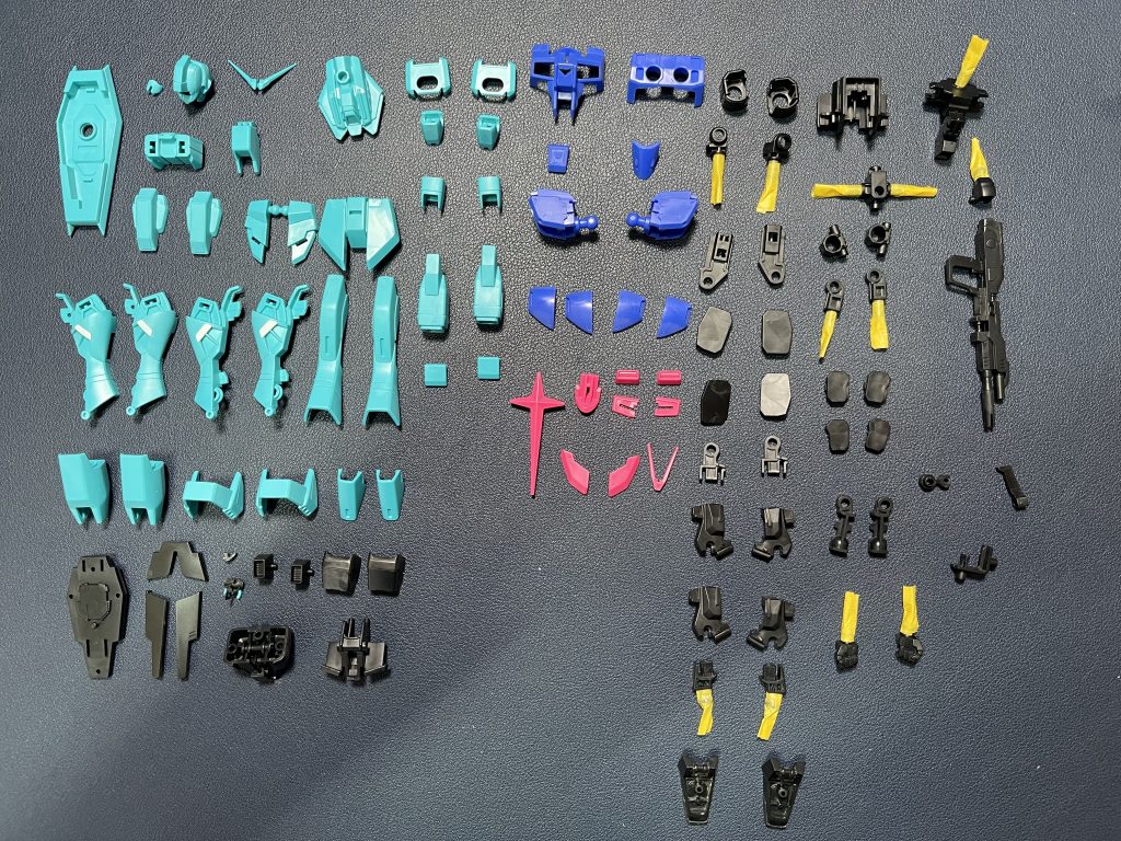 塗装前の全パーツ。HGなんでパーツ点数はそんなに多くない。モールド追加等は控え目にしてます。