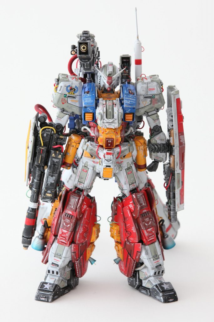 上半身のベースはMGガンダムを基本とし、肩の付け根はMGキュベレイの肩を使用。合わせ目を消した後のパーフェクトガンダム肩を上部だけ切り抜き、胴体・腕とジョイントできるよう加工した上で追加ディテールで蓋をして仕上げました。右肩の狂四郎デカールは旧キットなので、劣化が激しく、リキッドデカールフィルム液を使って超慎重に張り込みました。（↑一番の難点だったかも・・・）また、顔は個人的好きなVer.Kaをベースに、アンテナの延長・追加アンテナ・マイナスモールドの追加加工をしました。