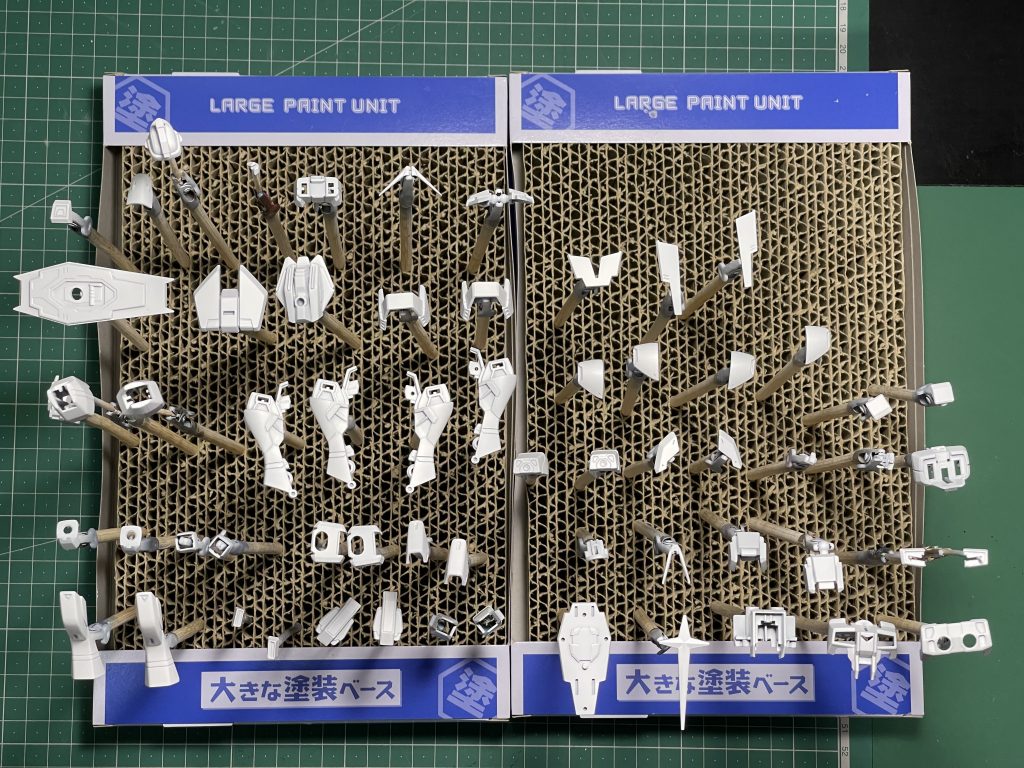 外装部分のパーツを再塗装するため全部ベースホワイトを掛けてみた状態。この時点で気付いたのですが、全部白くするんだったらベースキットなんでもよかったなーと・・・最後までご覧いただきありがとうございました。