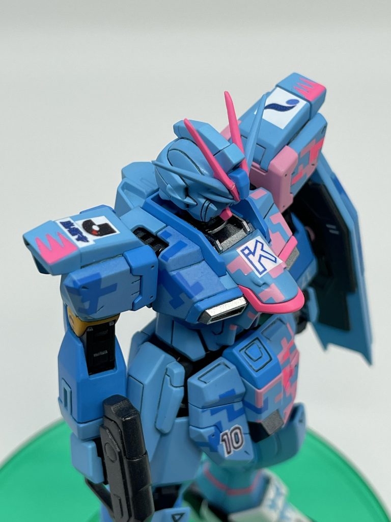 今年のユニフォームがデジタルドット迷彩を基調としたデザインなので、なんとかそれを塗装で表現してみたのですが・・・アップにするとアラが目立つw。ちなみにスポンサーロゴは水転写デカールを自作して再現しました。