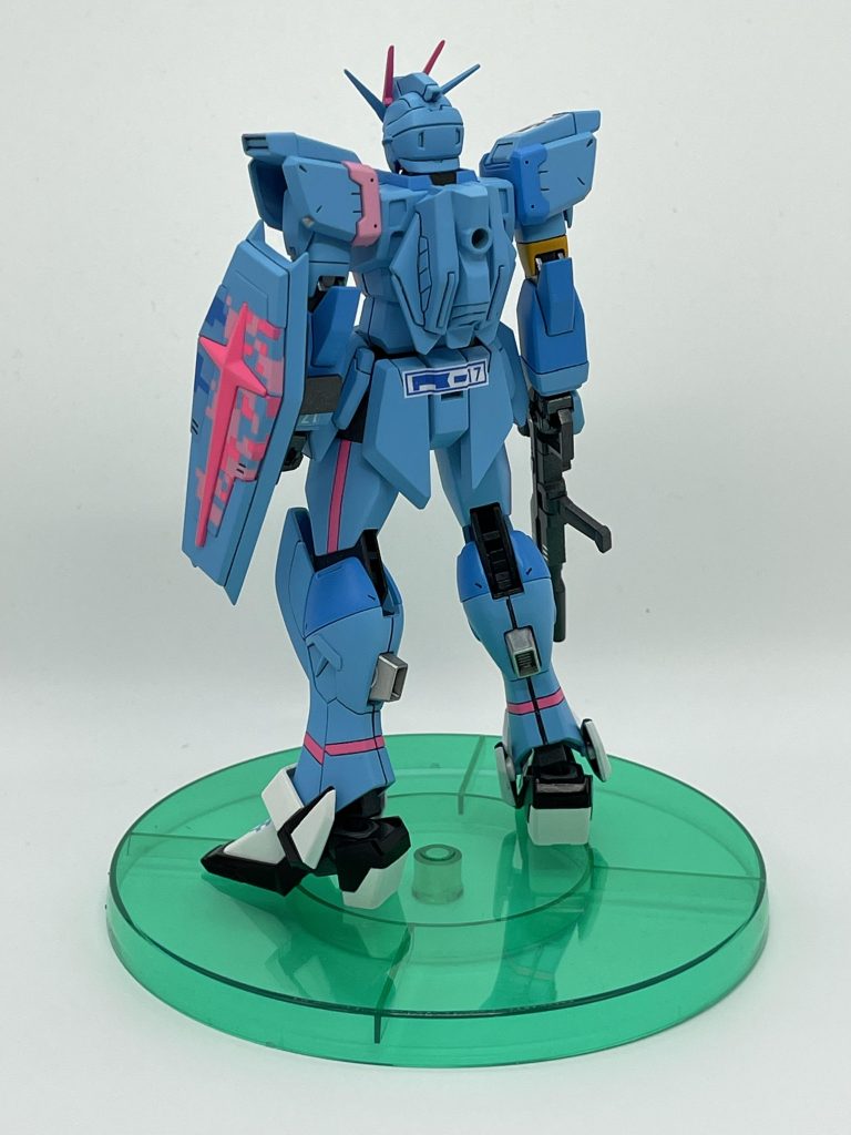 シールドもデジタルドット迷彩。背面はあっさり目です。