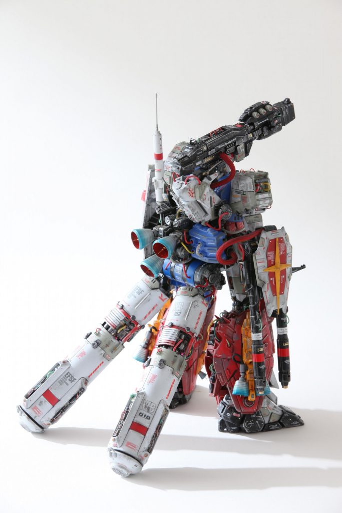 バックパックは1/400 α・アジールのプロペラントタンクを使って巨大化。単に巨大化ではなく、本体との違和感を無くすため、メカ部分を追加することで、重さとリアル感を出しています。