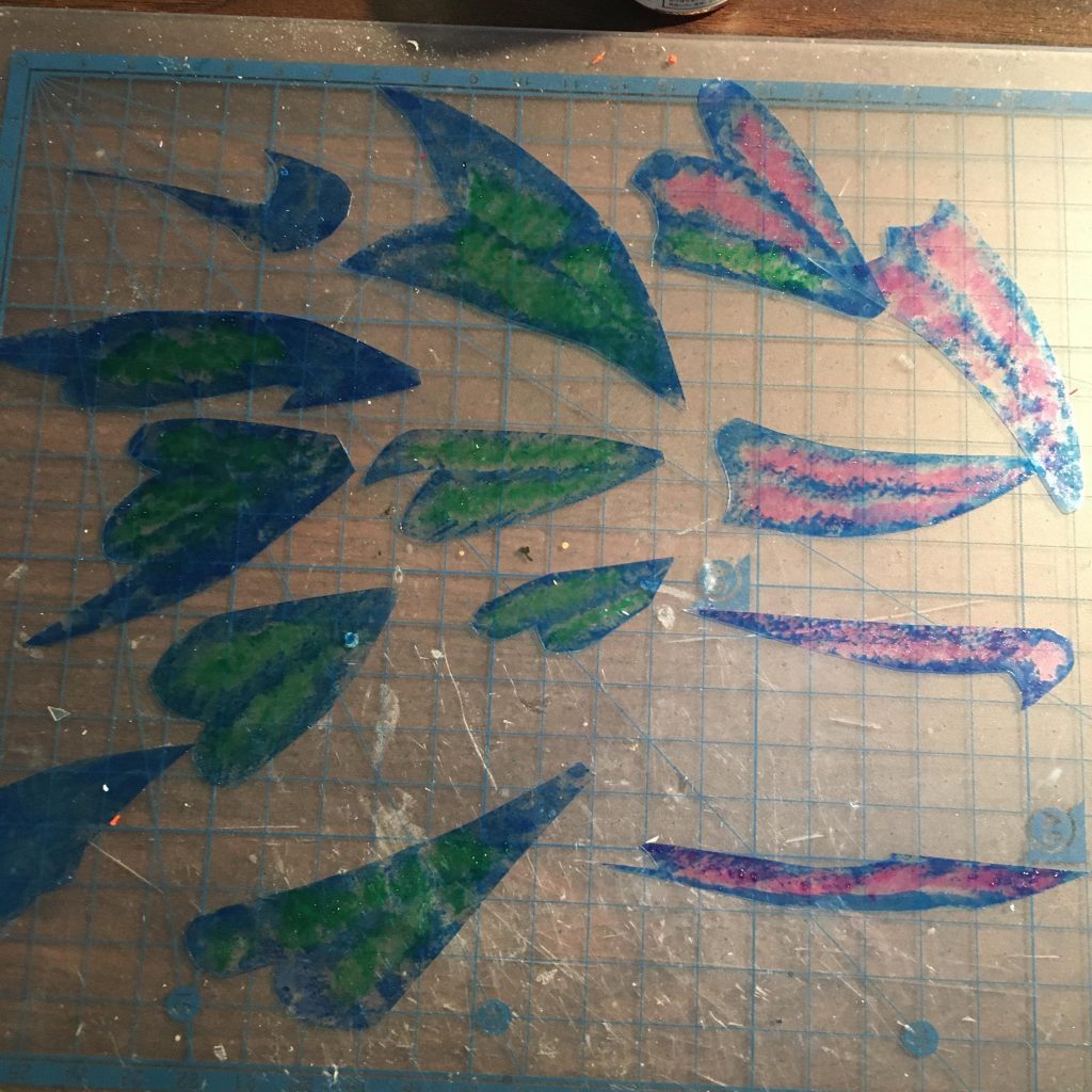 【製作2】細かく切ったプラ板にクリアで塗装。ムラ感が出るようにスポンジでポンポンしていきました。めっちゃ簡単で楽しい！