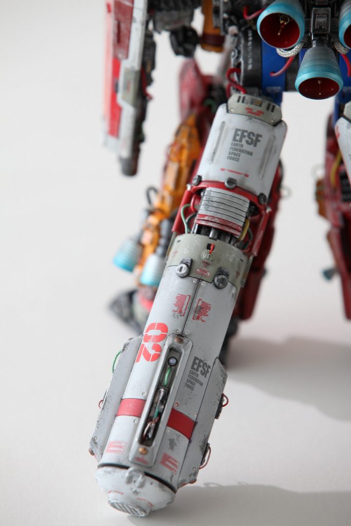 プロペラントタンク内にも配線むき出しのディテールを追加してあります。