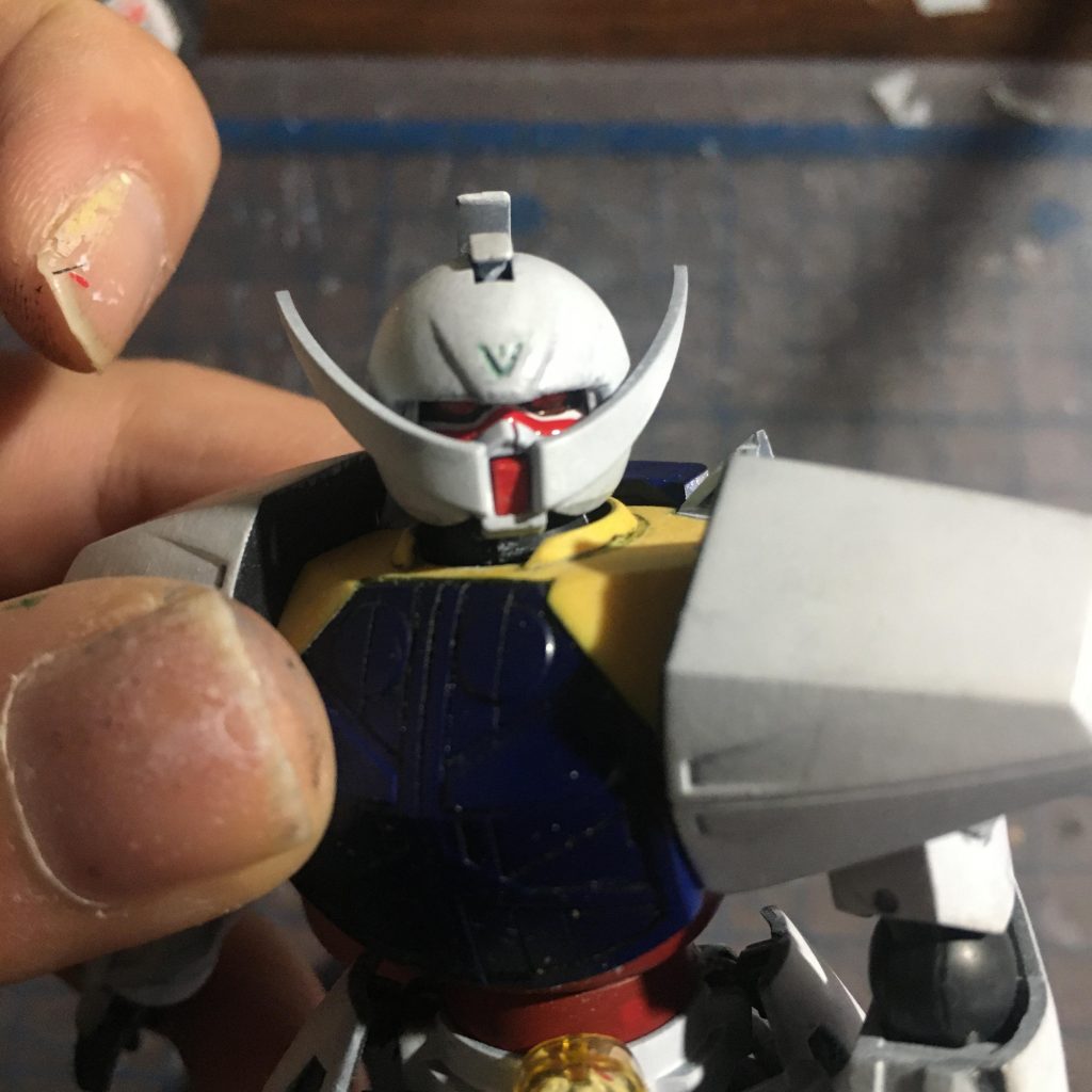 【失敗】塗装前にちゃんとクリアランスをとらなかったせいで、鼻のところが割れてしまっています。まぁ…あまり目立たない所なので、見なかった事にしておきます。