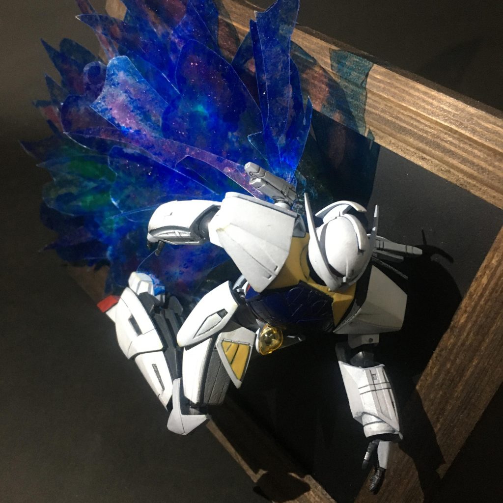 HG∀はほぼ無改造で組み、黒立上げで仕上げ。月光蝶は細かく切った透明プラ板にクリアで塗装しました。