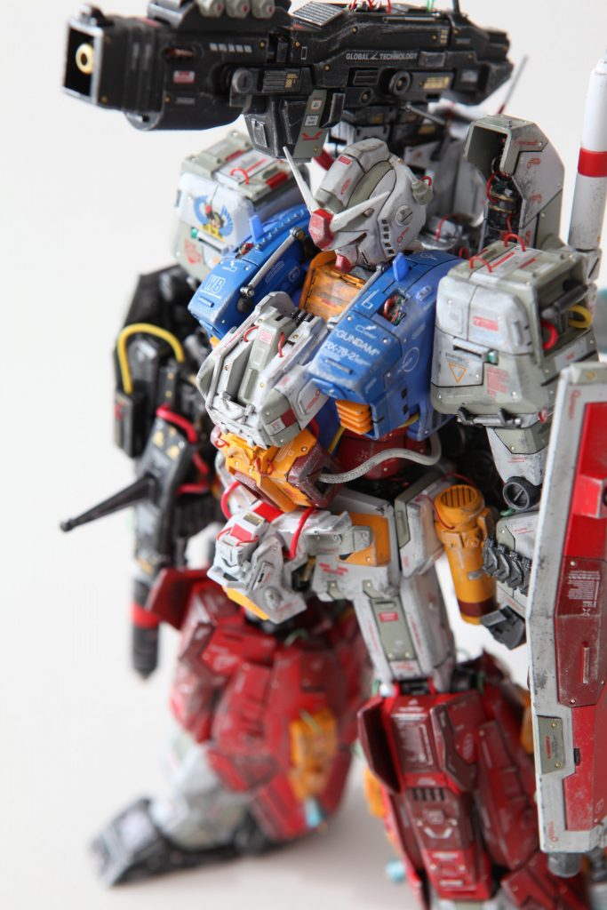 肩のランチャーは仮組当初、現在の1.5倍くらい長かったのですが、短い方が高出力のような気がして、切断してみたら全体のバランも良くなり、破壊力が増したように感じました。