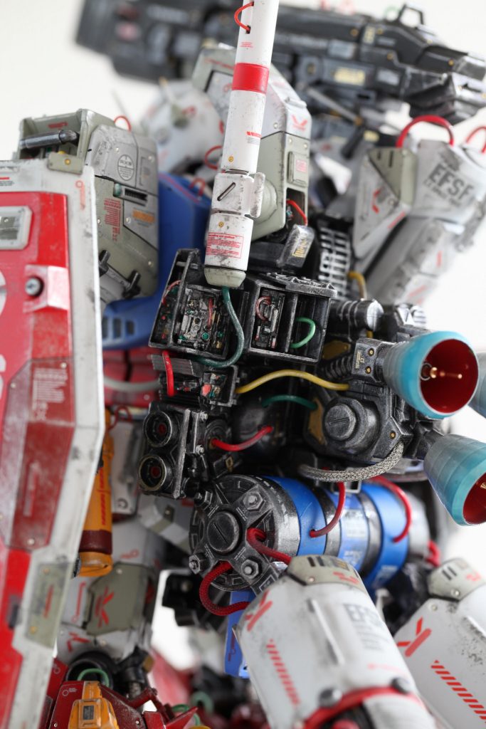 作品全般に、装甲の隙間から見えるメカ部分を追加し、配線をむき出すことで、機械感を強調しています。
