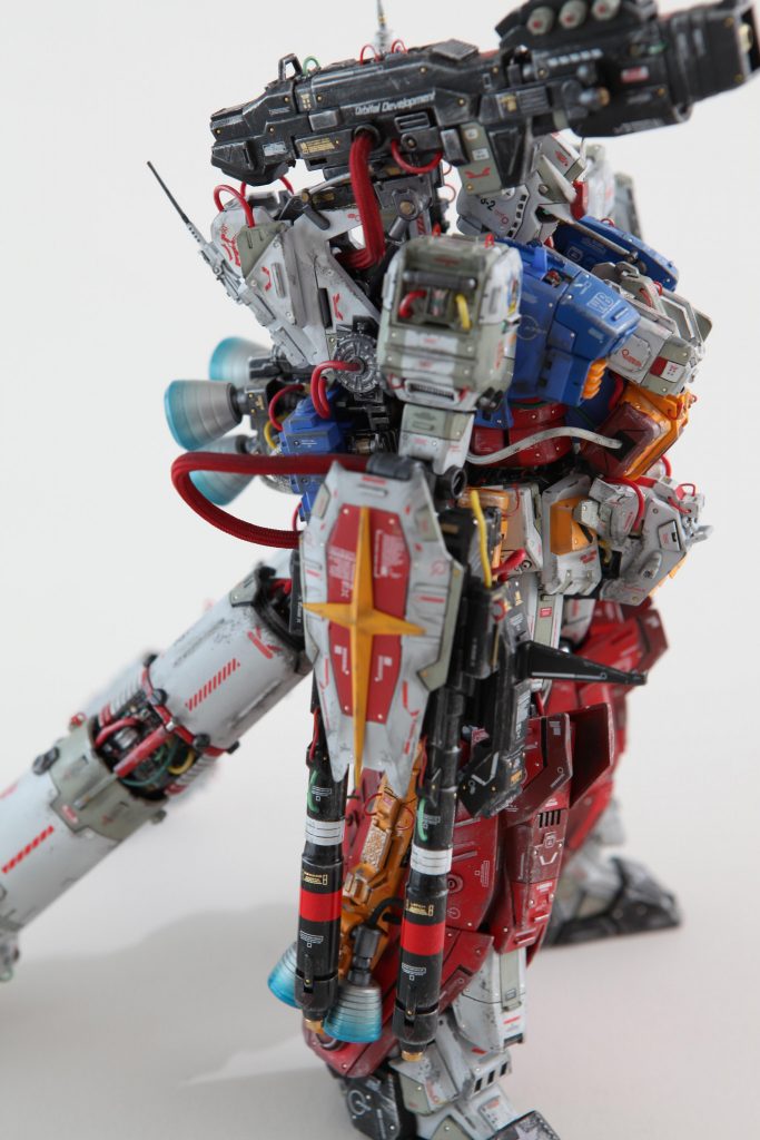 武器の２連ビームキャノン砲は狂四郎版パーフェクトガンダムより大型化し、サンダーボルト版のフルアーマーガンダム風に。また、コブラのサイコガンみたいな腕にフィットしてるイメージで仕上げてみました。