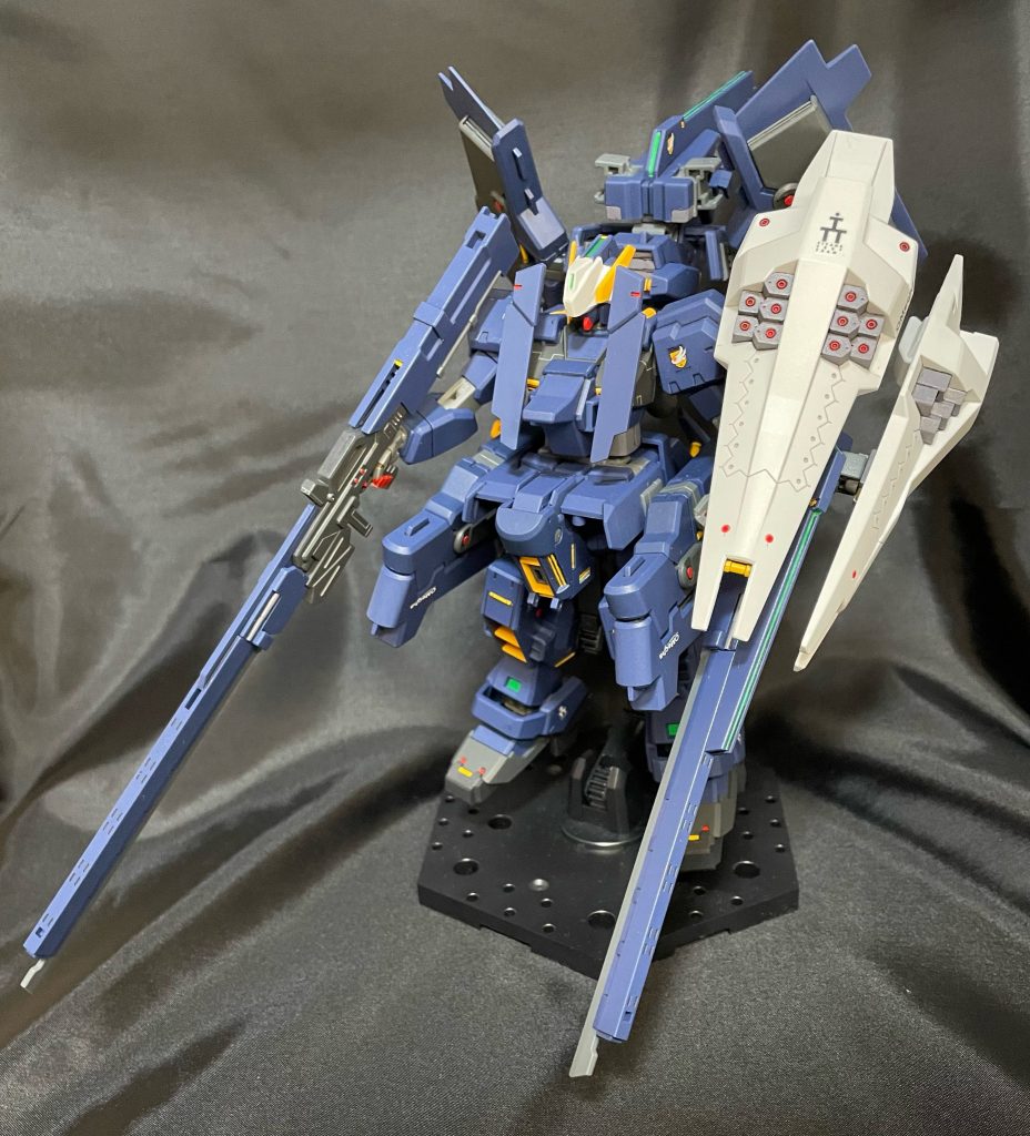 全体を正面からゴテゴテ感が堪りません。シールド側にもロングブレード(半分)を付けました。