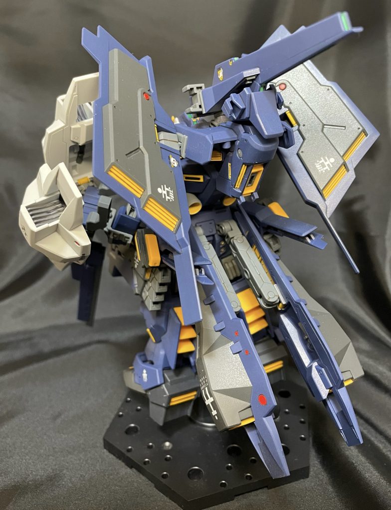 全体を後方から大きな違いは後ろに集まってます。元は後ろが長すぎると感じたのでフルドドの一部を上に乗っけました。シールドブースターをお尻に持ってきてギャプランブースターみたいなイメージで付けました。