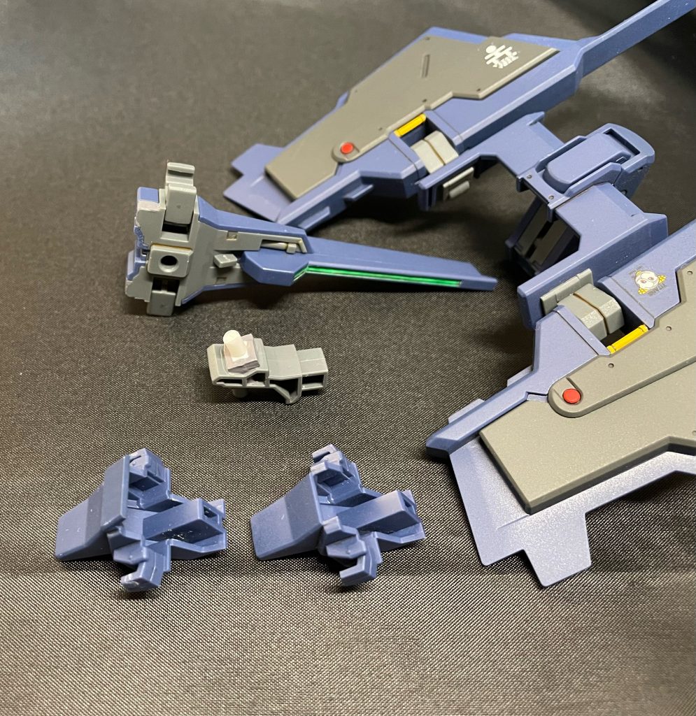 改造した箇所の説明 その1写真中央　フルドドの接続用パーツに3mm棒を追加して、後ろに来るパーツを挿せるようにしました。干渉する部分は切り飛ばしました。写真左下　胸元を隠すせるように1mmプラ板を追加しました。角度を付けて接着できるように両端に小さい三角を挟んだりして何気に時間がかかりました。