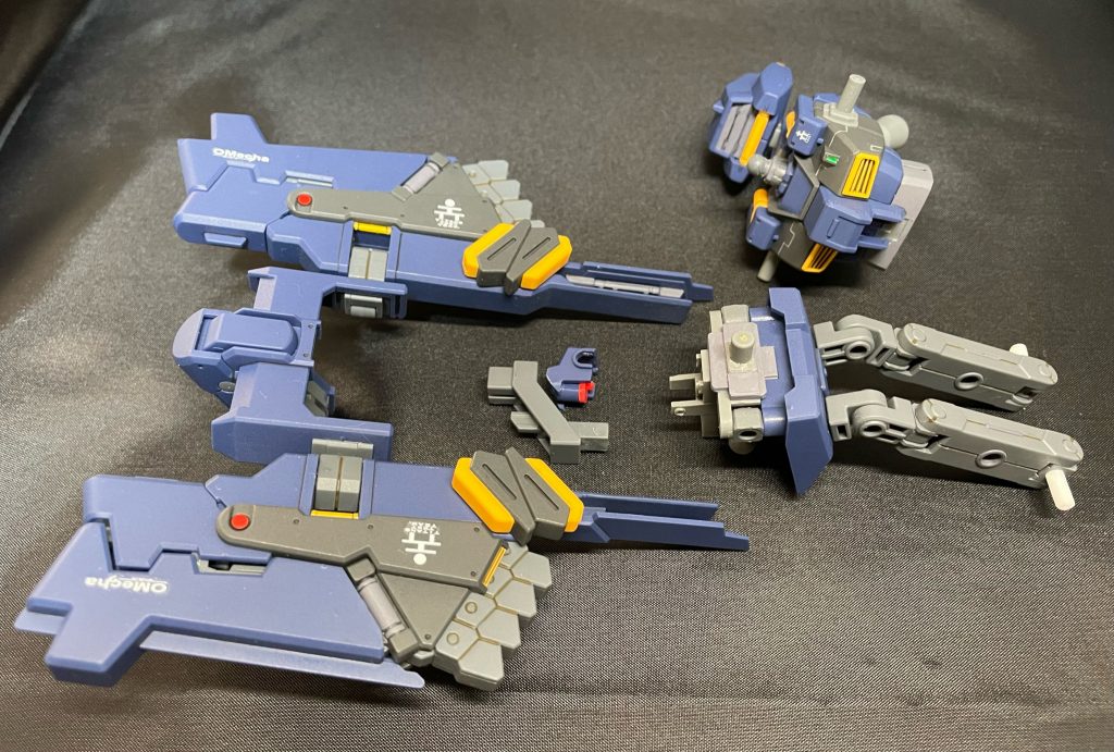 改造した箇所の説明 その2写真右上　首とお腹を1mmプラ板で延長しました。写真右中央　ボディ接続軸を1mm上に持ち上げました。シールドブースターを接続する為に、リアスカートに3mm穴を開けてHGアームアームズのパーツを取り付けました。写真中央　フルドドを体に寄せる為に、股間のパーツを最小限にしました。3～5mm程引き寄せられた筈…