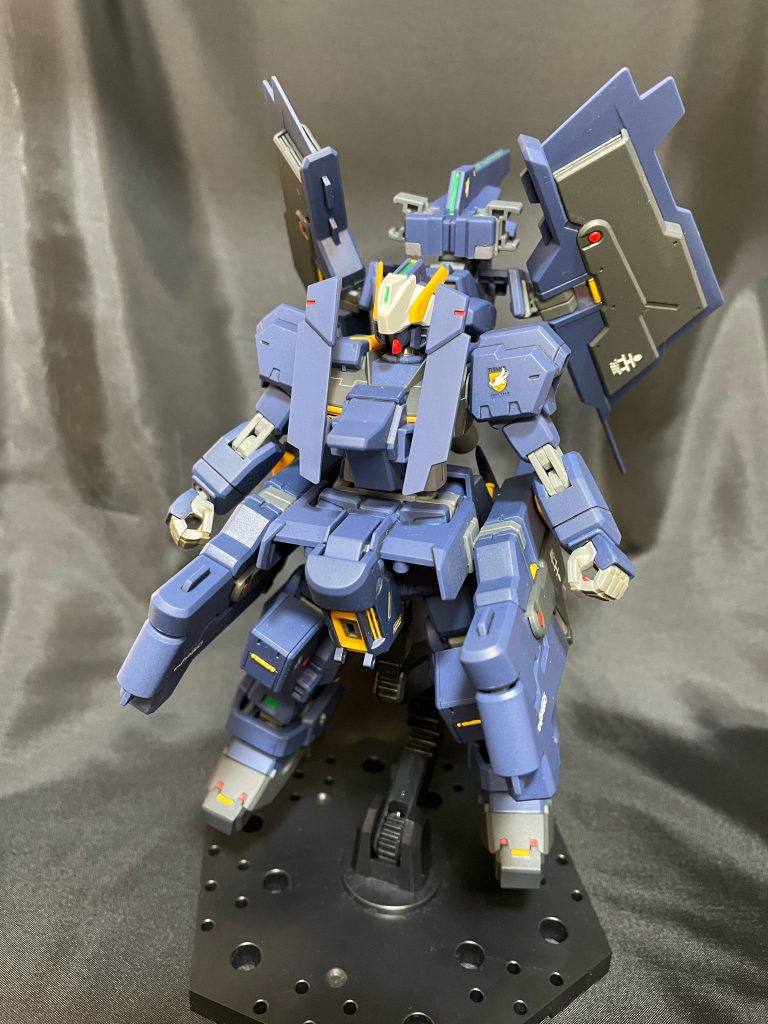 本体のみ正面から首と胴を1mmずつ延長してあります。胸元が開いていたのでプラ板を追加して隠してあげました。レッドポイントが最近の流行だとツイッターで見たので刺し色しました。