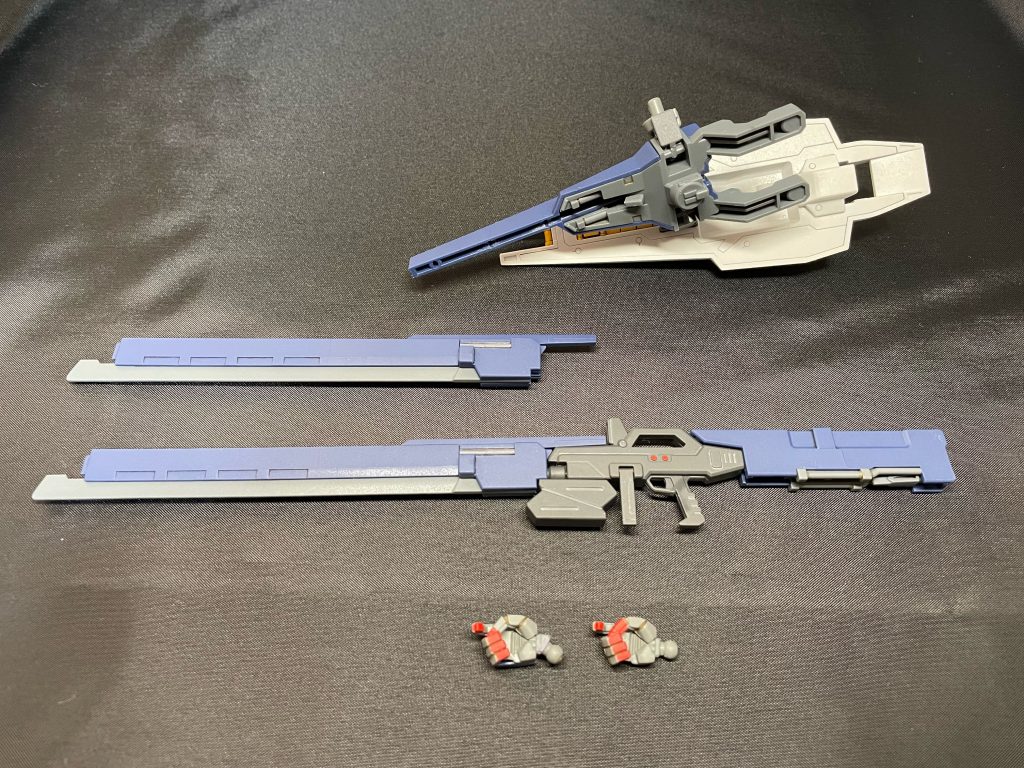 改造した箇所の説明 その3写真上　ロングブレードをはめれる様にスナップフィットの部分を削りました。サイズが丁度だったので着脱可能です。写真下　ライフル用持ち手の接続軸の角度を変えました。