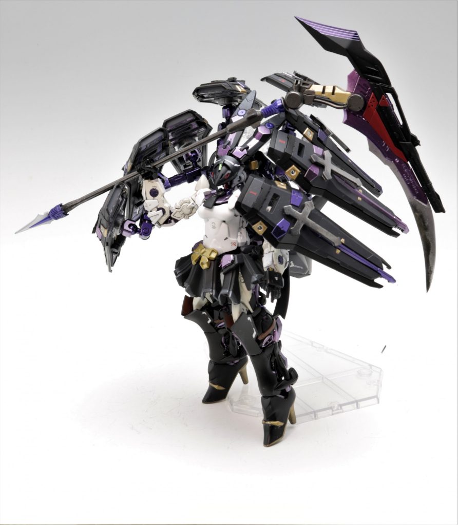 こういう作品を作る際、まずモチーフになる動物を選び、女の子、ジョブ(職業)を考えます。ちょうど案を考えている最中に、FF14で鎌を使う新ジョブ:リーパーが実装されるという情報が出たばかりでモチーフに選びました。キャラクター種族にも、ヴィエラというウサギのような耳が特徴の種族がPVで出ていて参考にしました。