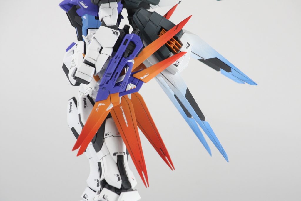 ドラグーンはエヴァオレンジからモンザレッドへグラデーションをかけました。