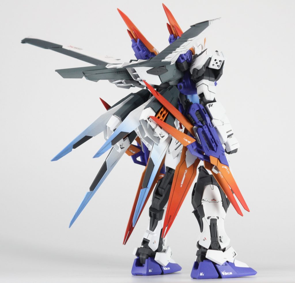 アストレイで肩や頭に装備していたドラグーンはシペールソードのギミックを使って腕に装備させました。