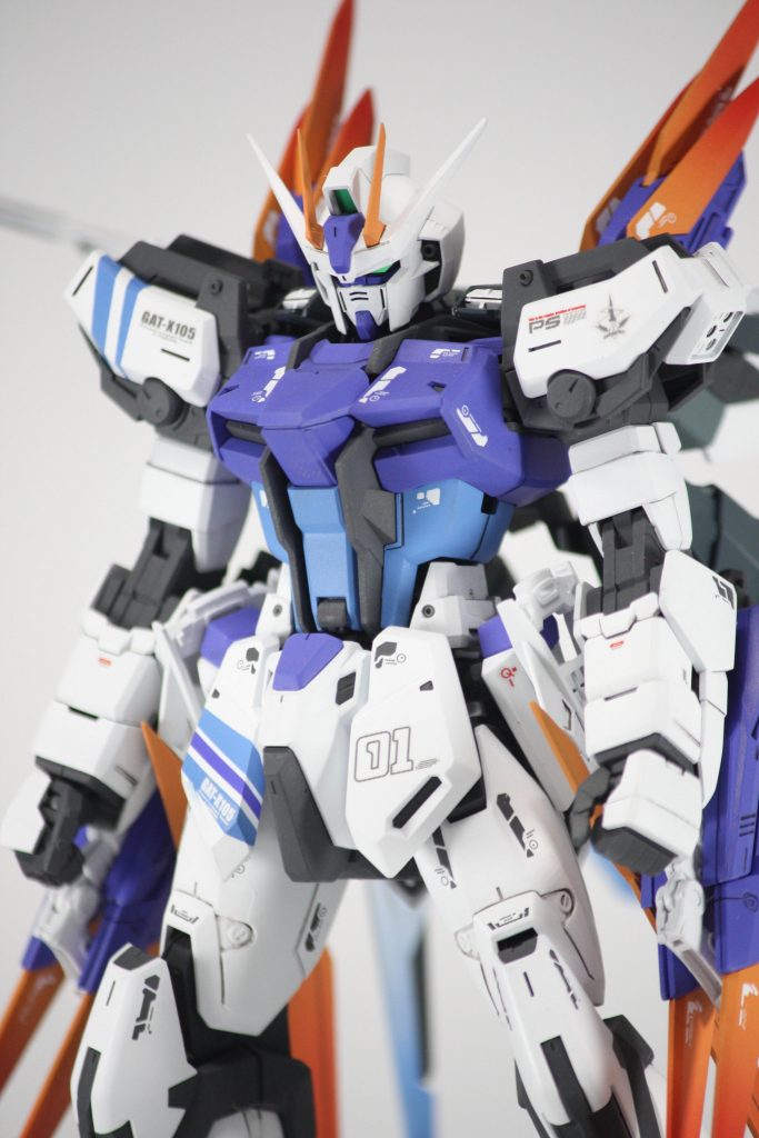 アクセントとして肩と腰に青いラインを加えました。