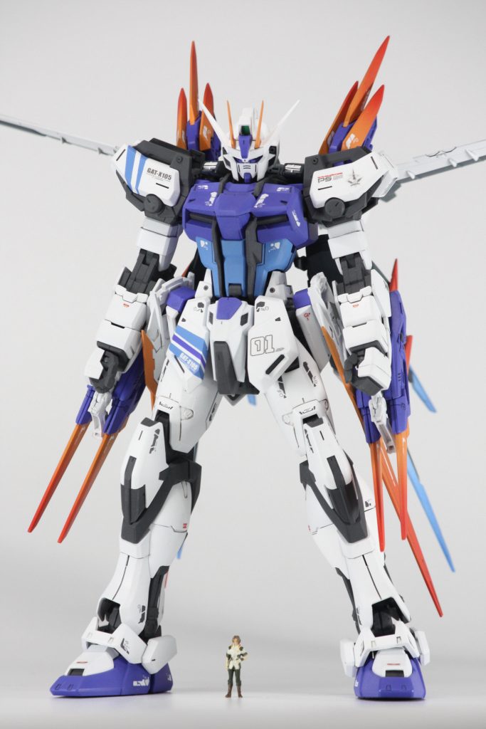 ストライク本体は一部ディテールを市販パーツで整えた程度でほぼキットそのままです。腰はジョイントを自作してブルーDのサイドアーマーを取り付けています。