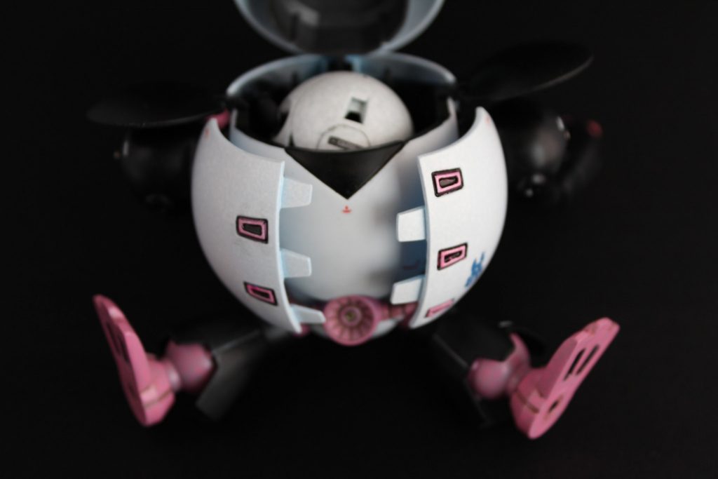 本体の白・外装の黒は、水性多用途スプレーhttps://www.asahipen.jp/products/view/18613フレームのピンクは、水性サーフェイサー → 水性ホビーカラーhttps://www.mr-hobby.com/ja/product2/category_33/3539.htmlを筆塗りです