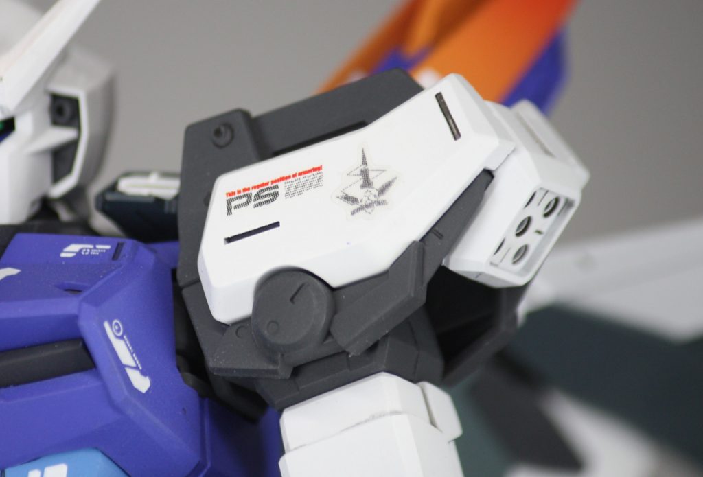 肩には叢雲劾のパーソナルマークを。