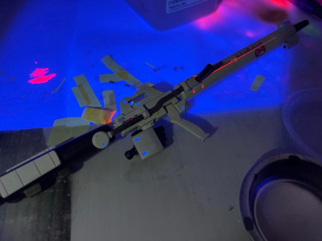 ブラックライトで照らしながら墨入れ。ちょっとでもはみ出しが残ると目立つので慎重に行いました。