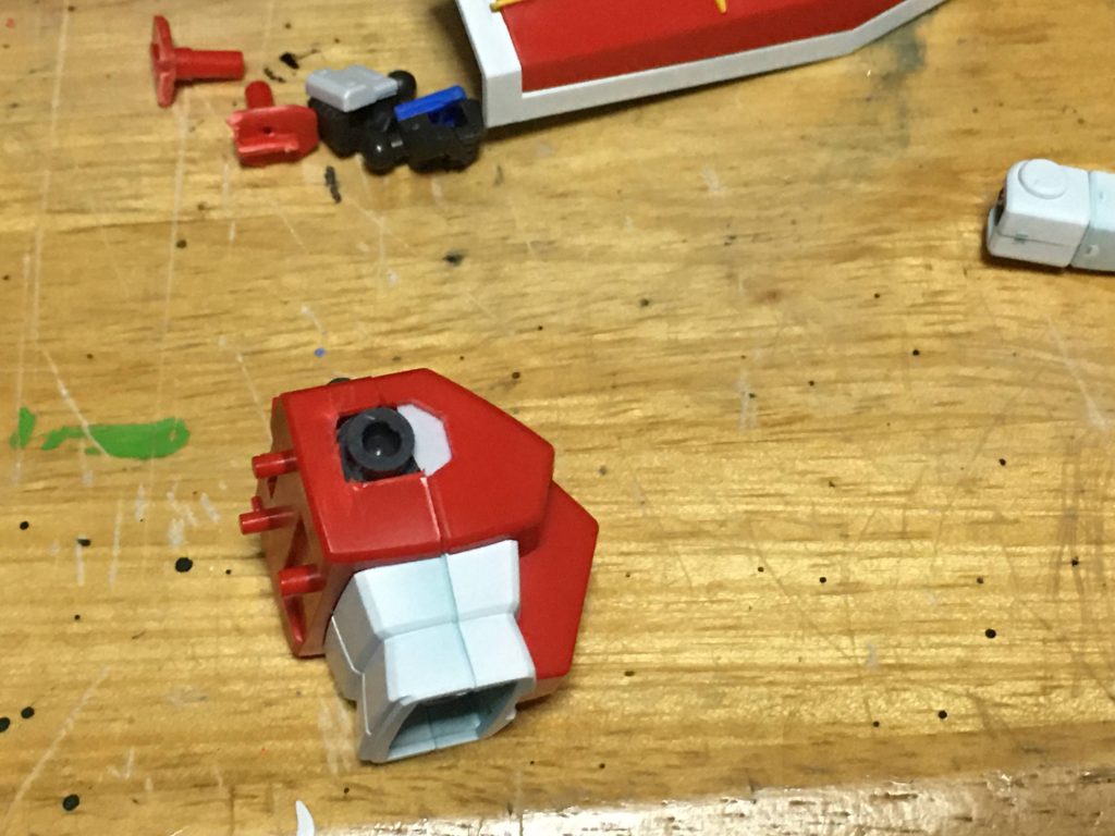 今回は30mmのパーツでお化粧するのが目的だったのでベースのジムはさっくり作ろうと思っていましたが、肩の可動だけどうしても気になったのでボールジョイント化しています。このおかげでポージングの幅も広がりました。