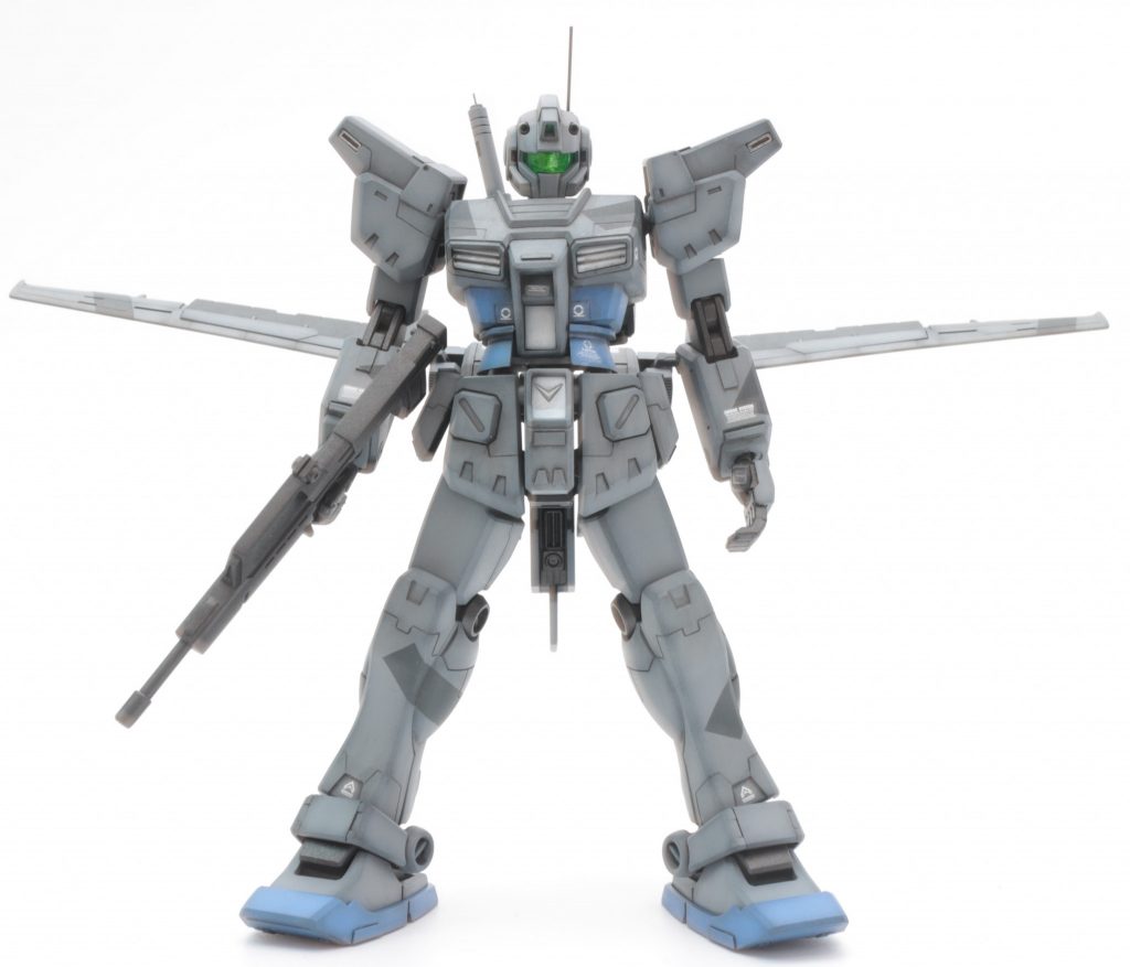 【試作開発の経過】宇宙世紀81年4月に本機の開発はスタートした。空戦に対応した試作機の開発はいくつかの連邦軍MS開発研究所にコンペティション形式でオーダーされた。本機はキャリフォルニアベースで制作された試作機である。当時一般的に出回っていたジム改をベースに一部を当時の高級機であったジム・カスタムに入れ替え、ジェネレーターを強化している。空戦に関連する機能は腰のユニットに集約し、地上戦闘時には折りたたむことが可能である。