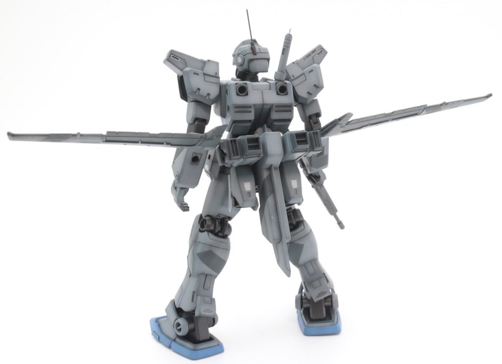 腰のユニットはEGガンダムの前腕部+スネの部品を切り貼りしています。中央のテールスタビライザーは家にあった20年物のフルドド(電撃ホビーの雑誌付録版!)の部品を使いました。翼面はRGストライクガンダムのエールストライカーから奪い取りました。って、またジャンクが増えてしまったじゃないか。。今回の裏テーマはパテを使わないことでした。結果、完遂しました。こういうニコイチ、サンコイチ的な作り方のことを最近はミキシングと呼ぶようですね(子供のときによくやりました)また一つ学習しました。