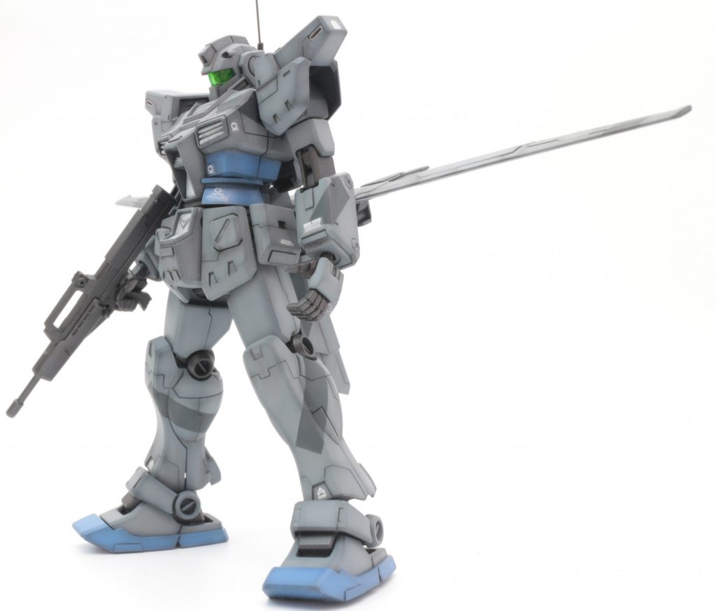 腕が長かったので上腕を1mmほど詰めました。あと首を1mmほど延長して下を見れるようにしています。脇の青い部分、下側はヤクルトの容器を切り貼りして作りました。結果、キットのままより少し細く、1mmほど長くなっています。