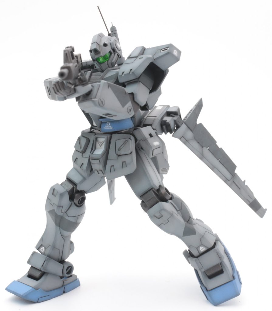 可動はそこそこです。ジムライフルを構えるくらいはできます。